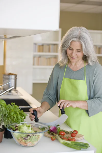 Sénior mulher cozinhar — Fotografia de Stock