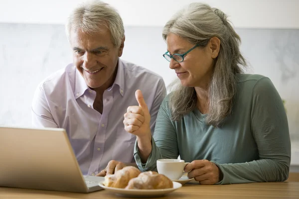 Senior couple at pc — Stock Photo, Image