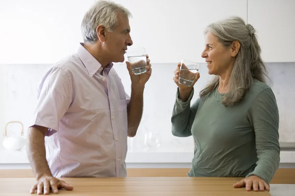 Idősebb pár, ivás Stock Kép