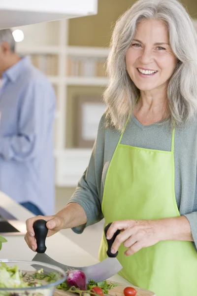 Mujer mayor cocinando Fotos de stock libres de derechos