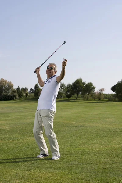 Hombre mayor jugando al golf Imagen de stock