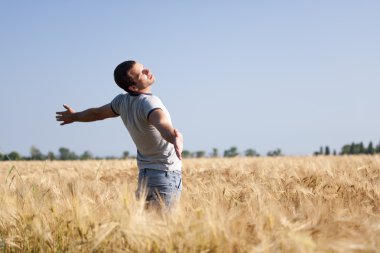 genç adam hayattan zevk