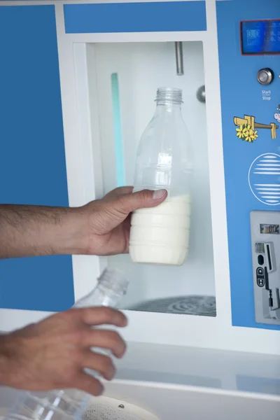 自动化的牛奶分发服务器 — 图库照片