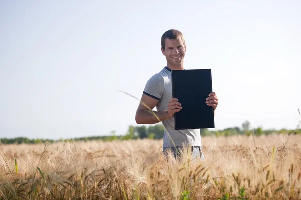 Joven sosteniendo un panel solar — Foto de Stock