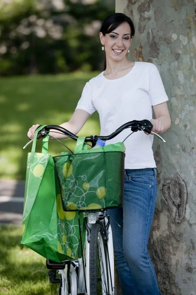 Mladá žena s jednorázovým tašky — Stock fotografie