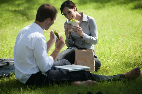 Collega's hebben lunchpauze buitenshuis — Stockfoto