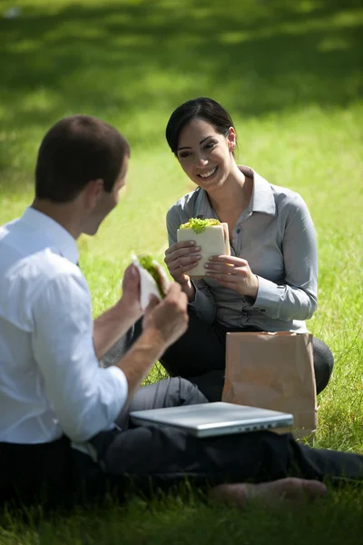 Colleagues having lunch break outdoors — Stock Photo, Image