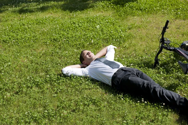Empresario relajándose en un prado — Foto de Stock