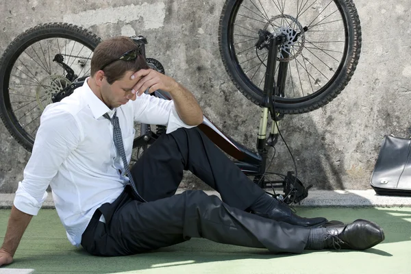 Geschäftsmann hat Probleme mit seinem Fahrrad — Stockfoto