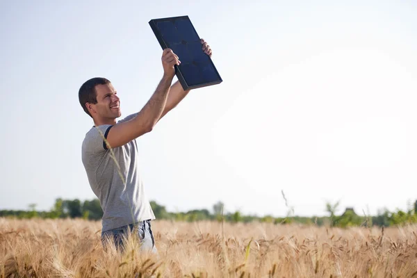 Genç adam bir güneş paneli holding — Stok fotoğraf