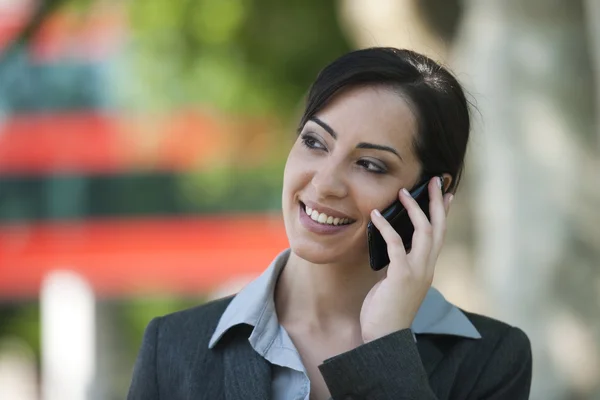 Affärskvinna i telefon — Stockfoto