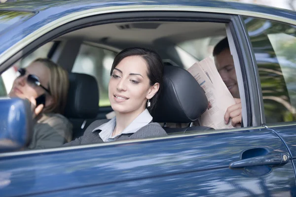 Negócios compartilhando carro — Fotografia de Stock