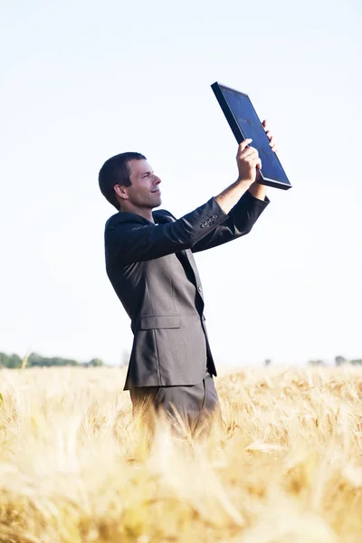 Genç adam bir güneş paneli holding — Stok fotoğraf