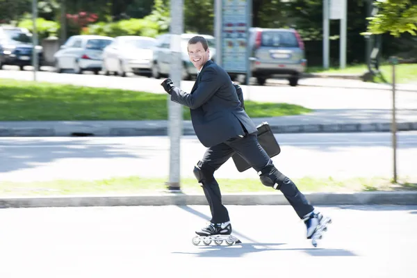 Feliz homem de negócios patinagem — Fotografia de Stock