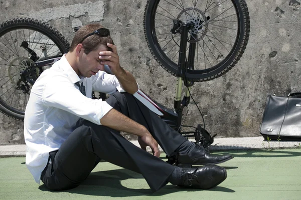 У бизнесмена проблемы с велосипедом. — стоковое фото
