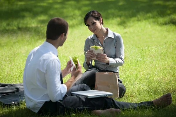 Colleagues having lunch break outdoors — Stock Photo, Image