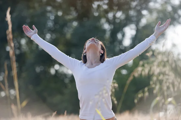 Mujer joven disfrutando de la naturaleza y la libertad —  Fotos de Stock