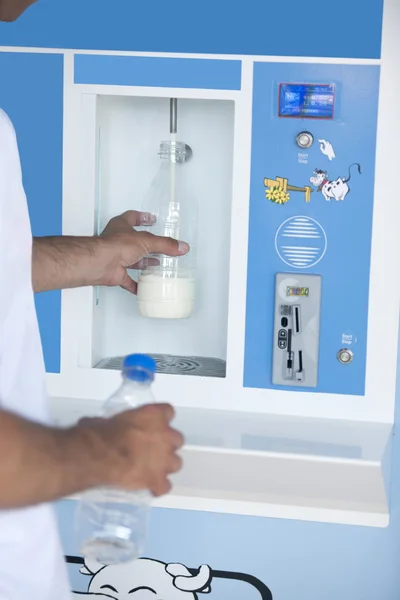 自动化的牛奶分发服务器 — 图库照片