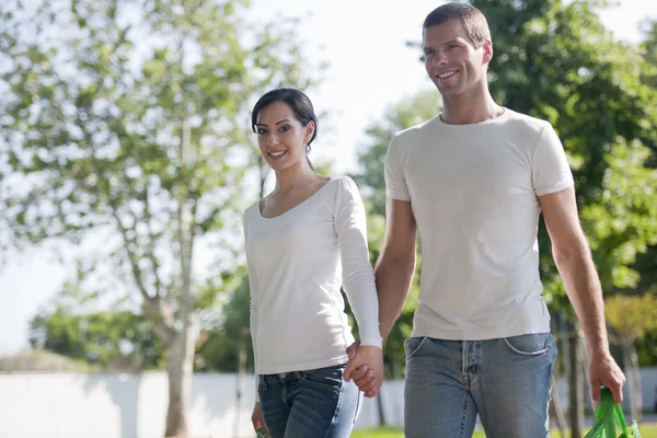 Jeune couple à l'extérieur — Photo