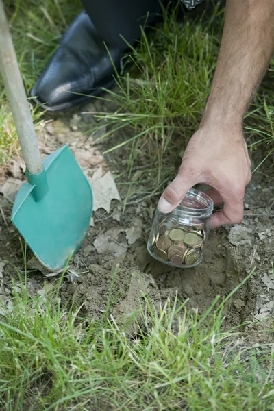 Hombre mano excavación ahorros — Foto de Stock