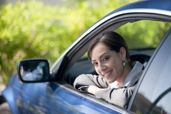 Podnikatelka uvnitř její auto — Stock fotografie