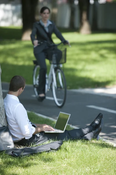 Collega's hebben lunchpauze buitenshuis — Stockfoto