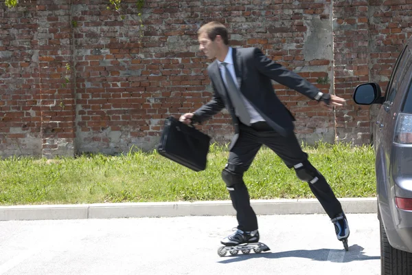 Empresario aparcando su coche y patinando — Foto de Stock