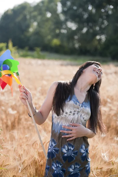 Ung kvinna med väderkvarn — Stockfoto