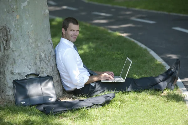 Empresario trabajando al aire libre —  Fotos de Stock