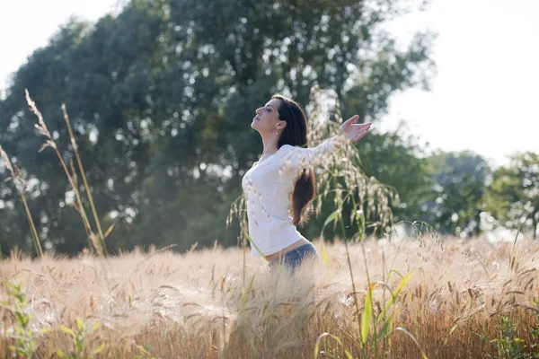 Mujer joven disfrutando de la naturaleza y la libertad — Foto de Stock