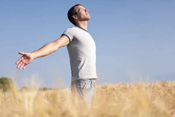 Joven disfrutando de la vida — Foto de Stock