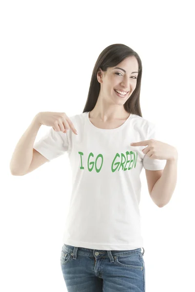Девушка с надписью "I GO GREEN" на футболке — стоковое фото