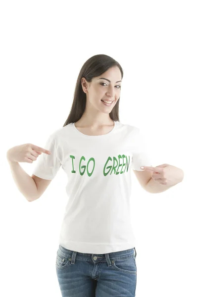 Девушка с надписью "I GO GREEN" на футболке — стоковое фото