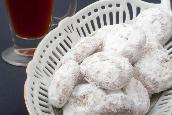 çay pasta düğün çerezi gümüş tepsi içinde