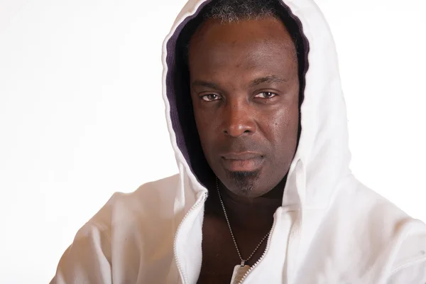 Afrikansk amerikan i sweat suit jacka med huva — Stockfoto