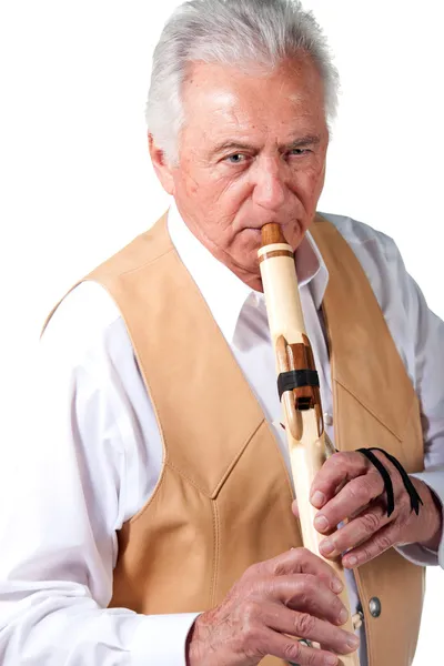 Anciano macho mayor tocando flauta nativa americana — Foto de Stock