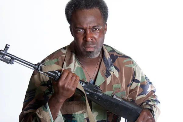 Hombre afroamericano con arma — Foto de Stock
