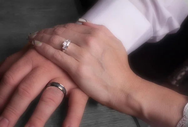 Evlilik yüzüklü eller