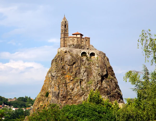 Antigua Capilla Saint Michel de Aiguilhe de pie en una aguja volcánica muy empinada (Le Puy en Velay, Francia ) —  Fotos de Stock