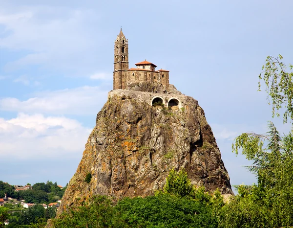 Starověké chapelle saint michel de aiguilhe stojící na velmi strmé sopečné jehlou (le puy en velay, Francie) — Stock fotografie