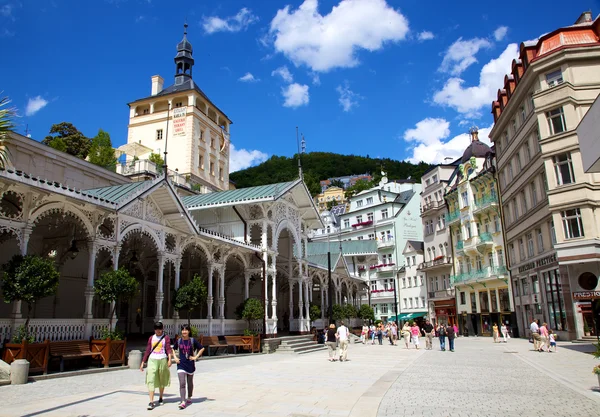 Turistas en la columnata de aguas termales en Karlovy Vary — Foto de Stock