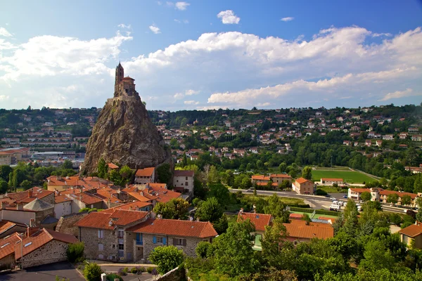 Αρχαία chapelle saint michel de aiguilhe στέκεται σε μια πολύ απότομη βελόνα ηφαιστειακή (le puy en velay, Γαλλία) — Φωτογραφία Αρχείου