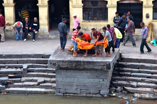 Nepalese preparing burial ceremony in Pashupatinath Temple in Katmandu, Nepal. — Stock Photo, Image