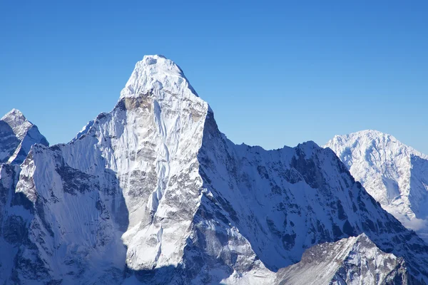 Mount Ama Dablam, adanın en yüksek zirvesi, Nepal görünümünden — Stok fotoğraf