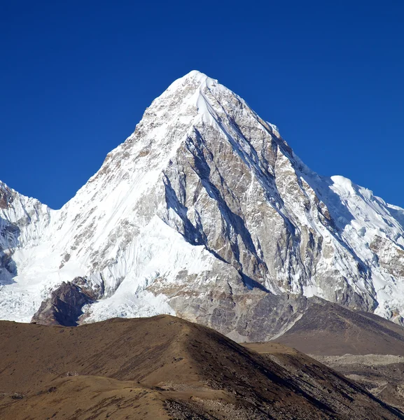 Гора Пумори в Гималаях Стоковое Изображение
