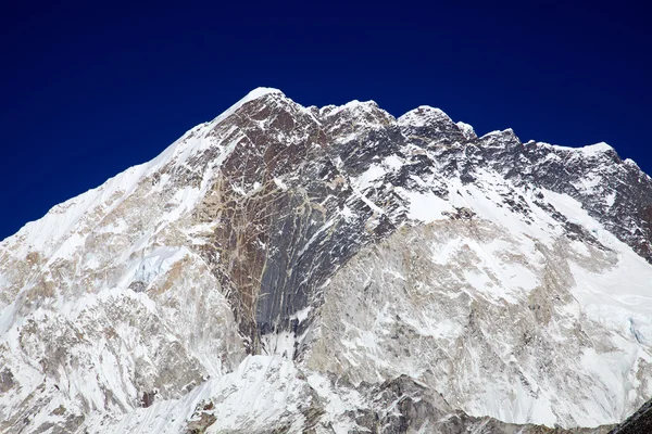 Macizo de montaña de Nuptse en la región del Everest, Nepal — Foto de Stock