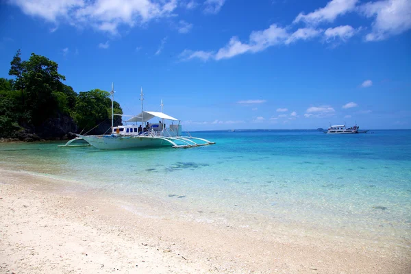 Playa tropical de arena blanca en la isla de Malapascua, Filipinas —  Fotos de Stock