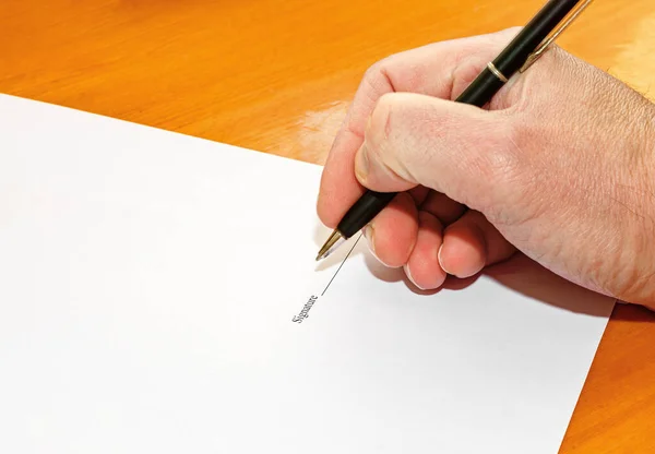Hand Mit Stift Unterschreibt Ein Dokument — Stockfoto