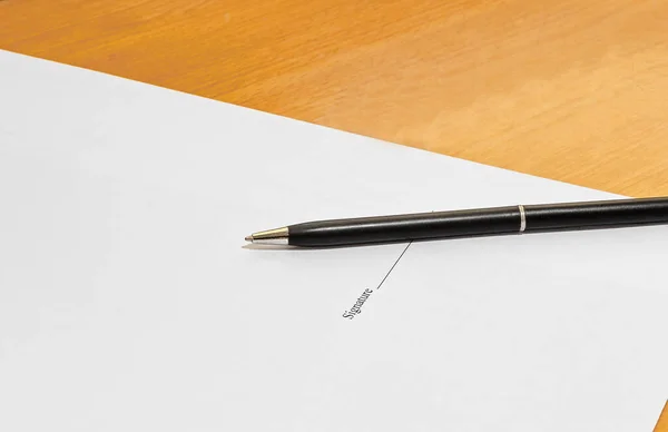 Stift Und Dokument Zur Unterschrift Auf Dem Tisch — Stockfoto