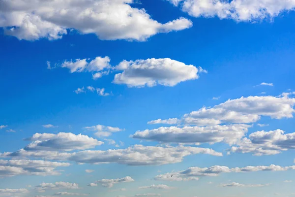 青空には雲がたくさん — ストック写真